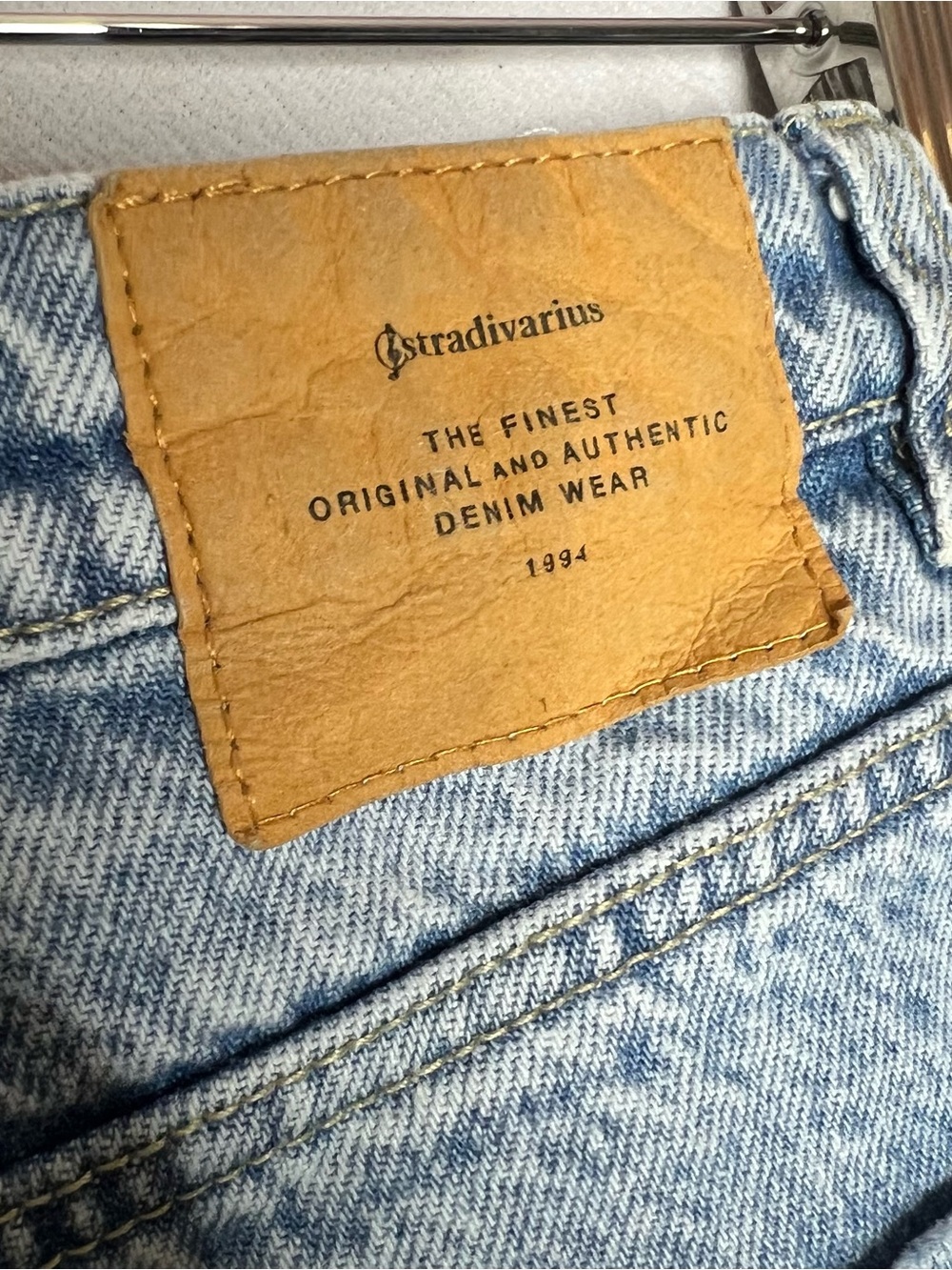 Stradivarius Shorts Women’s Sz 2 Mom High-Rise Light Wash Cuffed Distressed - Picture 5 of 9